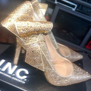 NWT INC Gold bow bling pumps - 8 1/2